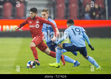 Toronto, Kanada. 29 Mär, 2019. Alejandro Pozuelo (L) des Toronto FC bricht durch während der 2019 Major League Soccer (MLS) Übereinstimmung zwischen Toronto FC und New York City FC am BMO Feld in Toronto, Kanada, 29. März 2019. Toronto FC gewann 4-0. Credit: Zou Zheng/Xinhua/Alamy leben Nachrichten Stockfoto