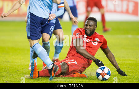 Toronto, Kanada. 29 Mär, 2019. Jozy Altidore (R) von Toronto FC reagiert während der 2019 Major League Soccer (MLS) Übereinstimmung zwischen Toronto FC und New York City FC am BMO Feld in Toronto, Kanada, 29. März 2019. Toronto FC gewann 4-0. Credit: Zou Zheng/Xinhua/Alamy leben Nachrichten Stockfoto
