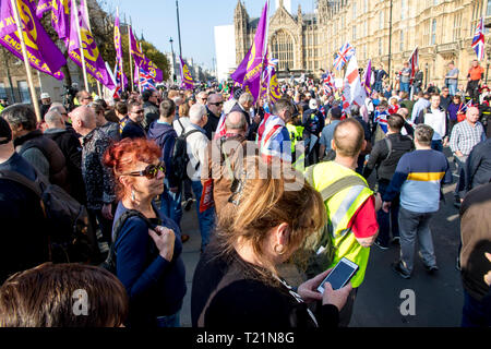 Westminster, London, Großbritannien. 29 Mär, 2019. Brexit unterstützer Protest gegenüber dem Unterhaus als der britische Premierminister Theresa May sieht ihren Rückzug Abkommen wieder besiegt mit einer Mehrheit von 58. Die ihre Wut auf eine Reihe von Politikern geäußerte protestieren, als sie nach links Parlament, der, obwohl er vocal Verfechter des Brexit wählte mit der Regierung zu stimmen. Credit: Newspics UK Süd/Alamy leben Nachrichten Stockfoto