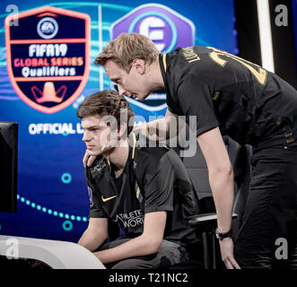 Stockholm, Schweden. 29. März, 2019. eAllsvenskan Runde 2 ein Fifa 19 Turnier erstellt von Svensk Elitfotboll und Dreamhack. Lukas Rasmus Unterstützung in seinem Match mit Malmš Credit: Daniel Bengtsson/Alamy leben Nachrichten Stockfoto