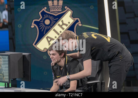 Stockholm, Schweden. 29. März, 2019. eAllsvenskan Runde 2 ein Fifa 19 Turnier durch Svensk Elitfotboll und Dreamhack. Taktik sprechen zwischen Rasmus und Lukas Credit: Daniel Bengtsson/Alamy Leben Nachrichten erstellt Stockfoto