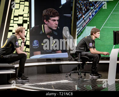 Stockholm, Schweden. 29. März, 2019. eAllsvenskan Runde 2 ein Fifa 19 Turnier erstellt von Svensk Elitfotboll und Dreamhack. Rasmus concentraiting in seinem Match mit Malmš Credit: Daniel Bengtsson/Alamy leben Nachrichten Stockfoto