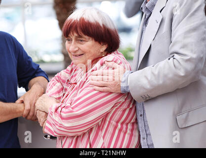 Paris, den 17. Mai. 28. März, 2019. Datei Foto zeigt der französische Regisseur und Präsident der Kamera bei einem Fotoshooting der Camera d'Or Jury Agnes Varda posiert mit Mitglieder der Jury d'oder Jury am 66. Filmfestival in Cannes Cannes, Südfrankreich, 17. Mai 2013. Der französische Regisseur Agnes Varda starb am 28. März 2019. Credit: Gao Jing/Xinhua/Alamy leben Nachrichten Stockfoto