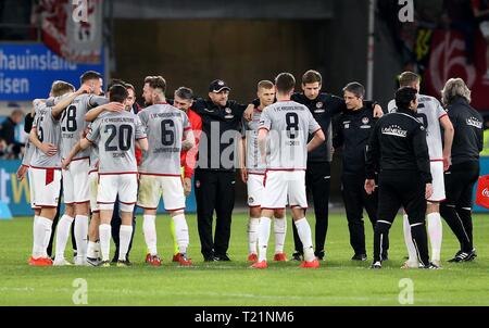 Duisburg, Deutschland. 29 Mär, 2019. firo: 29.03.2019 Fußball, 3. Bundesliga, Saison 2018/2019 KFC Uerdingen 05 - 1. FC Kaiserslautern Kaiserslautern feiern ihren Sieg nach dem Spiel | Verwendung der weltweiten Kredit: dpa/Alamy leben Nachrichten Stockfoto