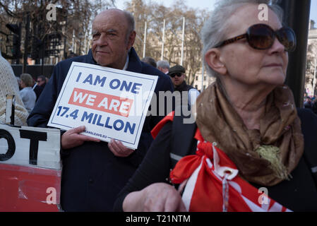 London, Großbritannien. 29 Mär, 2019. Pro Brexit Demonstranten in Parliament Square London Credit: Roger Hutchings/Alamy leben Nachrichten Stockfoto