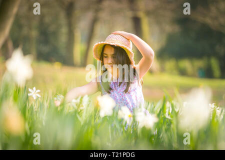 . Die achtjährige Ellie May genießt die Frühlingsblumen, da Großbritannien ein Wochenende voller Sonne und Wärme hat, bevor die Temperaturen nächste Woche eintauchen. Kredit: Peter Lopeman/Alamy Live Nachrichten Stockfoto