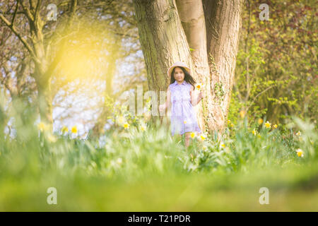 . Die achtjährige Ellie May genießt die Frühlingsblumen, da Großbritannien ein Wochenende voller Sonne und Wärme hat, bevor die Temperaturen nächste Woche eintauchen. Kredit: Peter Lopeman/Alamy Live Nachrichten Stockfoto