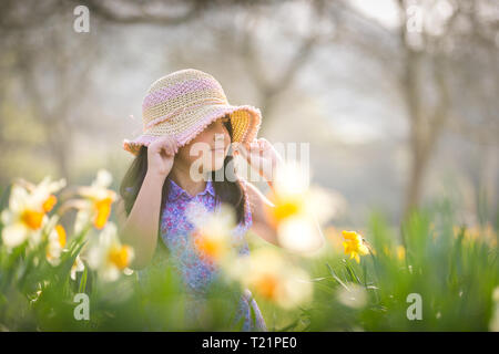 . Die achtjährige Ellie May genießt die Frühlingsblumen, da Großbritannien ein Wochenende voller Sonne und Wärme hat, bevor die Temperaturen nächste Woche eintauchen. Kredit: Peter Lopeman/Alamy Live Nachrichten Stockfoto