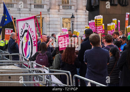 London, Großbritannien. 29 Mär, 2019. der Tag, an dem die britische wurde durch die EU zu verlassen. In der Nähe von Downing Street auf Whitehall eine sichere Polizei cordon Stifte in die Demonstranten aus den Bis zu Rassismus Gruppe in einem Zähler beteiligt Stand-Demonstration, die der pro-Brexit Gruppen im Parlament Platz. Credit: Scott Hortop/Alamy Leben Nachrichten. Stockfoto