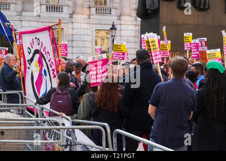 London, Großbritannien. 29 Mär, 2019. der Tag, an dem die britische wurde durch die EU zu verlassen. In der Nähe von Downing Street auf Whitehall eine sichere Polizei cordon Stifte in die Demonstranten aus den Bis zu Rassismus Gruppe in einem Zähler beteiligt Stand-Demonstration, die der pro-Brexit Gruppen im Parlament Platz. Credit: Scott Hortop/Alamy Leben Nachrichten. Stockfoto