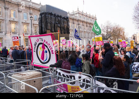 London, Großbritannien. 29 Mär, 2019. der Tag, an dem die britische wurde durch die EU zu verlassen. In der Nähe von Downing Street auf Whitehall eine sichere Polizei cordon Stifte in die Demonstranten aus den Bis zu Rassismus Gruppe in einem Zähler beteiligt Stand-Demonstration, die der pro-Brexit Gruppen im Parlament Platz. Credit: Scott Hortop/Alamy Leben Nachrichten. Stockfoto