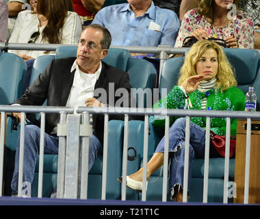 Miami Gardens FL, USA. 29 Mär, 2019. Komiker Jerry Seinfeld und Frau Jessica Seinfeld sieht während der Match zwischen Roger Federer von der Schweiz gegen Denis Shapovalov von Kanada, während ein Halbfinale im Miami geöffneten dargestellt von itaú Professional Tennis Turnier, an dem Hardrock Stadion am 29. März 2019 in Miami Gardens, Florida gespielt. R Federer gewann 6-2, 6-4 Quelle: MPI 10/Media Punch/Alamy Live News Credit: MediaPunch Inc/Alamy leben Nachrichten Stockfoto