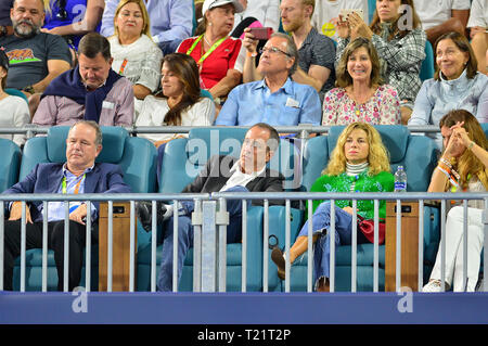 Miami Gardens FL, USA. 29 Mär, 2019. Komiker Jerry Seinfeld und Frau Jessica Seinfeld sieht während der Match zwischen Roger Federer von der Schweiz gegen Denis Shapovalov von Kanada, während ein Halbfinale im Miami geöffneten dargestellt von itaú Professional Tennis Turnier, an dem Hardrock Stadion am 29. März 2019 in Miami Gardens, Florida gespielt. R Federer gewann 6-2, 6-4 Quelle: MPI 10/Media Punch/Alamy Live News Credit: MediaPunch Inc/Alamy leben Nachrichten Stockfoto