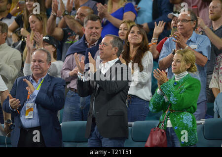 Miami Gardens FL, USA. 29 Mär, 2019. Komiker Jerry Seinfeld und Frau Jessica Seinfeld sieht während der Match zwischen Roger Federer von der Schweiz gegen Denis Shapovalov von Kanada, während ein Halbfinale im Miami geöffneten dargestellt von itaú Professional Tennis Turnier, an dem Hardrock Stadion am 29. März 2019 in Miami Gardens, Florida gespielt. R Federer gewann 6-2, 6-4 Quelle: MPI 10/Media Punch/Alamy Live News Credit: MediaPunch Inc/Alamy leben Nachrichten Stockfoto