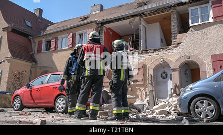 30. März 2019, Bayern, Nürnberg: Feuerwehrmänner stehen vor einem Haus, dessen Fassade teilweise weggeblasen wurde. Eine Explosion oder Verpuffung trat in das Haus und einen 60 Jahre alten Mann wurde schwer verletzt. (Dpa: "Fassade durchgebrannt weg von Wohnhaus: 60-Jährige schwer verletzt') Foto: News5/Friedrich/NEWS5/dpa Stockfoto