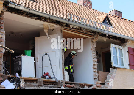 30. März 2019, Bayern, Nürnberg: feuerwehrleute stehen in einem Haus, dessen Fassade teilweise weggeblasen wurde. Eine Explosion oder Verpuffung trat in das Haus und einen 60 Jahre alten Mann wurde schwer verletzt. (Dpa: "Fassade durchgebrannt weg von Wohnhaus: 60-Jährige schwer verletzt') Foto: News5/Friedrich/NEWS5/dpa Stockfoto