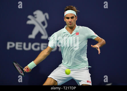 Miami Gardens FL, USA. 29 Mär, 2019. Roger Federer von der Schweiz in Aktion gegen Denis Shapovalov von Kanada in Aktion gegen bei einem Halbfinale im Miami geöffneten dargestellt von itaú am Hardrock Stadion am 29. März 2019 in Miami, Florida. R Federer gewann 6-2, 6-4 Quelle: MPI 10/Media Punch/Alamy Live News Credit: MediaPunch Inc/Alamy leben Nachrichten Stockfoto