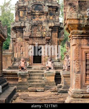 Zwei Hanuman Statuen bewachen den Eingang des Khmer Tempel in Angkor Wat, Kambodscha. Stockfoto