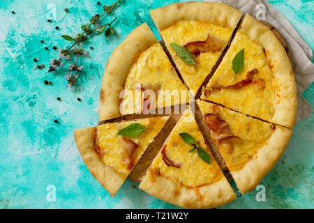 Restaurant Menü Konzept, italienisches Essen. Hausgemachte Pizza Carbonara mit Schinken, Ei und Käse auf dem Tisch aus Stein. Ansicht von oben flach Hintergrund. Stockfoto