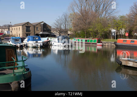 Canal Basin auf dem Calder & Hebble Navigation mit angelegten narrowboats, Ilkley, West Yorkshire Stockfoto