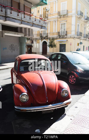 Taranto, Italien - Februar 3, 2019: Rot retro Auto Volkswagen Käfer an der Straße geparkt, enge Tiefenschärfe Stockfoto