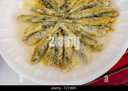 Platten mit frittierten Sardellen Fisch, Meeresfrüchte Stockfoto