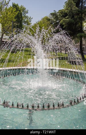 Der Brunnen sprudelt Mineralwasser in einem Pool in einem park Stockfoto