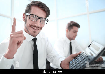 Junge Buchhalter mit einem Daumen hoch und Lächeln Stockfoto