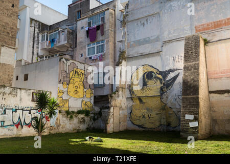 Taranto, Italien - 3. Februar 2019 - Im Zentrum einer großen Stadt im südlichen Italien, auf dem Meer mit der Industrie in einem Frühlingstag. Graffiti an einer Buil Stockfoto