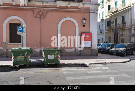 Taranto, Italien - 3. Februar 2019 - Das Zentrum einer großen Stadt im südlichen Italien, auf dem Meer mit der Industrie in einem Frühlingstag. Stockfoto