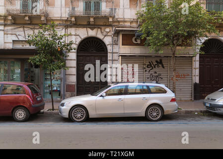 Taranto, Italien - 3. Februar 2019 - Das Zentrum einer großen Stadt im südlichen Italien, auf dem Meer mit der Industrie in einem Frühlingstag. Stockfoto