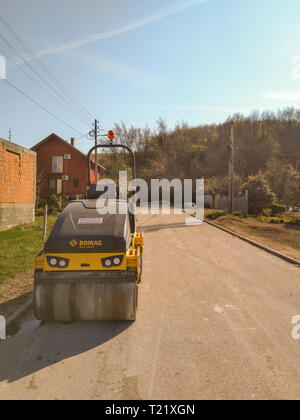 Kladovo, Serbien - 25. März 2019: die Asphaltierung der Straßen in der Stadt sehen, Walze, die bereit sind, Asphalt in Kladovo, Serbien zu Rollen Stockfoto