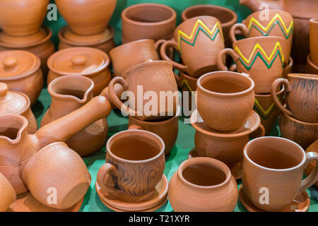 Viele traditionelle ukrainische handgefertigte Ton Produktion. braun Keramik. Ton Teller und Tassen. Stockfoto