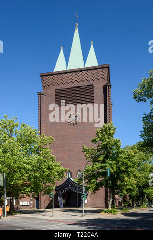 Berlin. Deutschland. Kreuzkirche Schmargendorf, Hohenzollerndamm 130. Erbaut 1927-1929 nach einem Entwurf von Ernst und Günther Paulus. Stockfoto