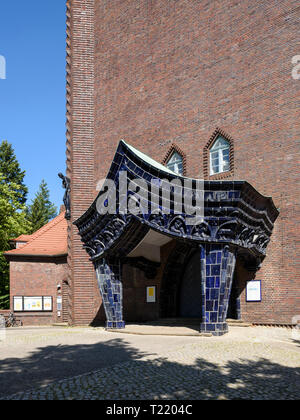 Berlin. Deutschland. Kreuzkirche Schmargendorf, Hohenzollerndamm 130. Erbaut 1927-1929 nach einem Entwurf von Ernst und Günther Paulus. Blau glasierte keramische por Stockfoto