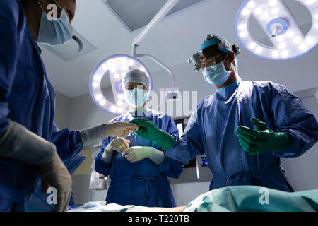 Chirurgen durchführen Betrieb in Op im Krankenhaus Stockfoto