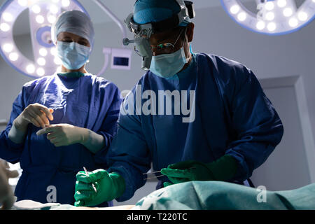 Chirurgen durchführen Betrieb in Op im Krankenhaus Stockfoto