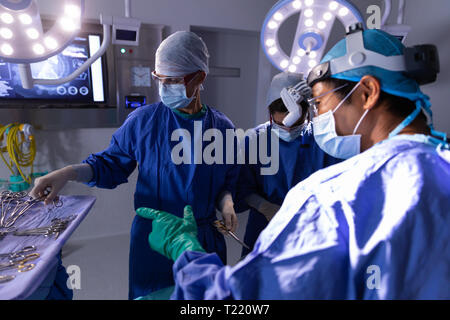 Chirurgen im Operationssaal während der Chirurgie am Krankenhaus Stockfoto