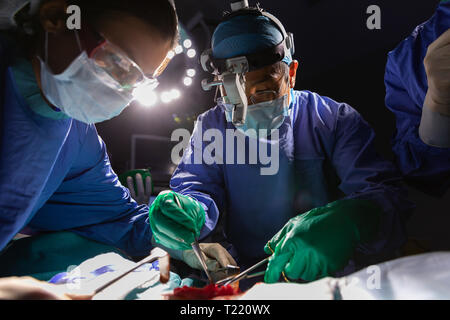 Chirurgen durchführen Betrieb in Op im Krankenhaus Stockfoto