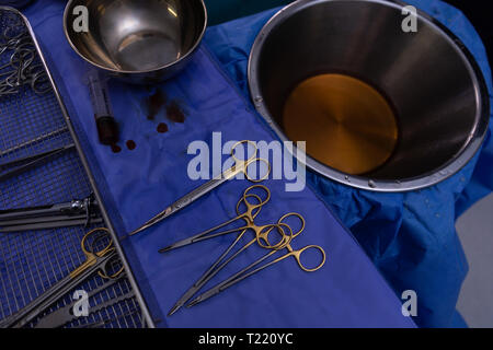 Chirurgische Ausrüstung auf einer Tabelle in Betrieb Zimmer während der Operation Stockfoto