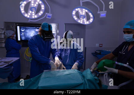 Chirurgen mit Virtual reality Headset während der Operation im Operationssaal am Krankenhaus Stockfoto