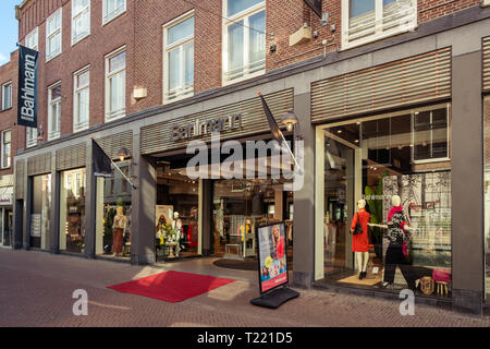 Dordrecht, Niederlande - 03.März 2019: Bahlmann Storefront auf der Voorstraat. Bahlmann Fashion ist ein Haushalt Name, das Familienunternehmen ist bereits vorhanden Stockfoto