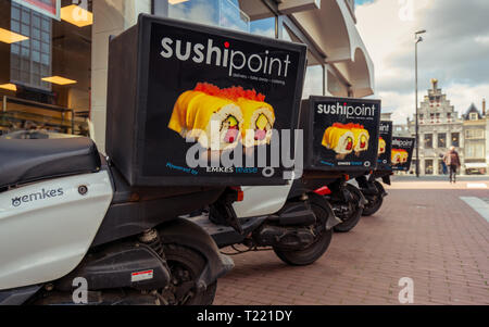 Dordrecht, Niederlande - 03.März 2019: SushiPoint delivery Roller in einer Reihe geparkt warten auf Aufträge. Die SushiPoint Kette konzentriert sich auf die Coll Stockfoto