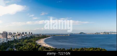 Hochauflösende Panorama der Aterro do Flamengo, Flughafen Santos Dumont, Ponte Rio-Nitreoi, Finanzviertel und der Bucht von Guanabara, Rio de Janeiro, Brasilien Stockfoto