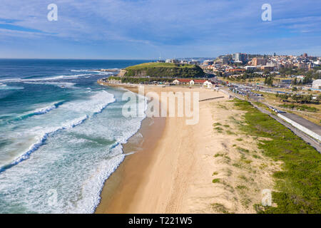 Luftaufnahme von nobbys Beach - Newcastle, Australien. Nobbys Beach, nur wenige Minuten von der Innenstadt von Newcastle ist einer der berühmtesten Strände. Stockfoto