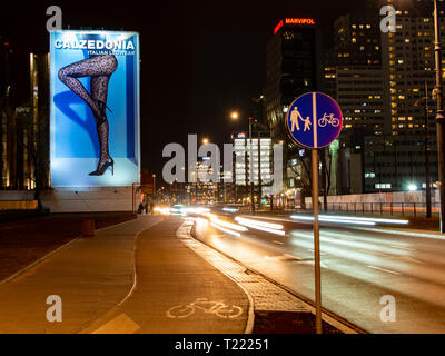 Straße nght. Warschau, Polen, Prosta Straße. Nacht Blick auf eine Straße, Bürogebäude, unscharfe Auto leuchtet. Stockfoto