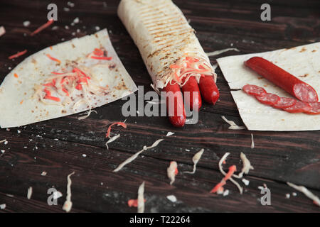 Wurst in pita Brot auf dem Tisch vom Chef. Stockfoto