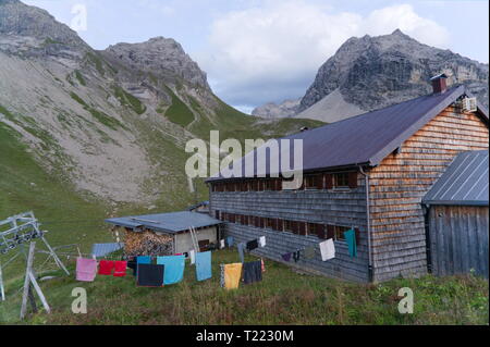 Berghütte. Einsame Hütte mit einer Bergkette im Hintergrund, Deutschland Stockfoto