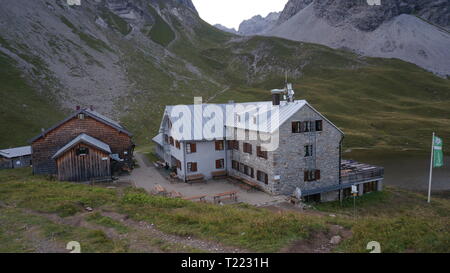 Berghütte. Einsame Hütte mit einer Bergkette im Hintergrund, Deutschland Stockfoto