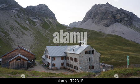 Berghütte. Einsame Hütte mit einer Bergkette im Hintergrund, Deutschland Stockfoto